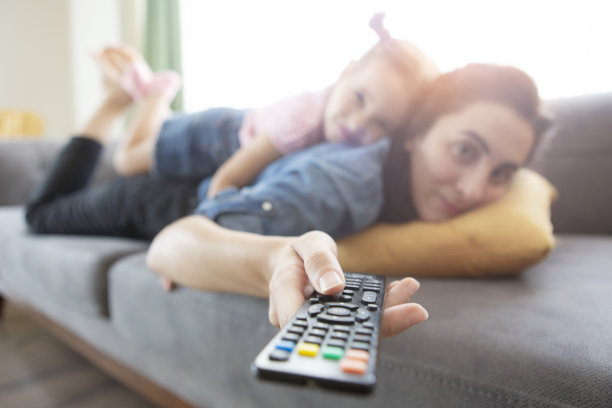 母亲和小女儿一起看电视图片下载