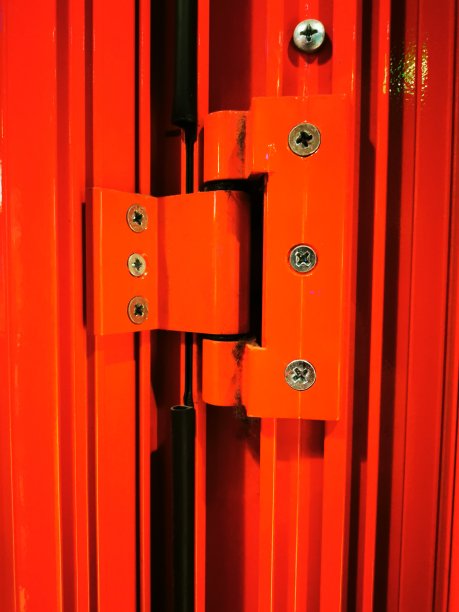 生动的红色门铰链的特写图片下载
