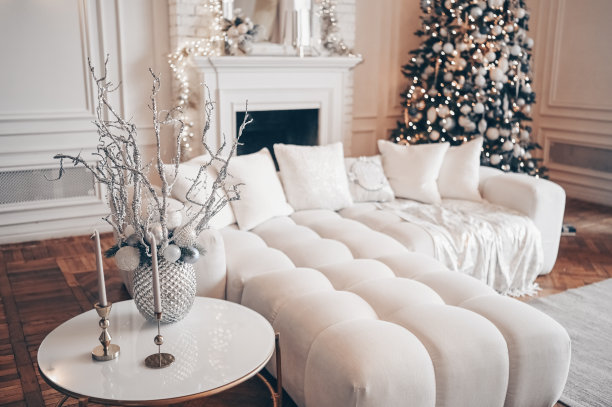 用白色礼物装饰的圣诞树在经典的新年客厅假日室内图片下载