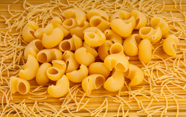 三种意大利面放在一个平面上图片下载