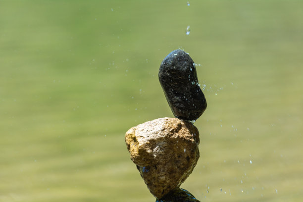 石头在湖中平衡，瑜伽为灵魂的自然艺术图片下载