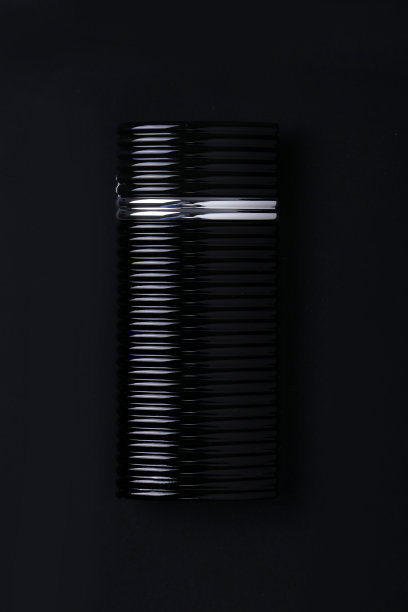 深色空白背景上黑色香水瓶样机。 顶视图。 水平方向图片下载