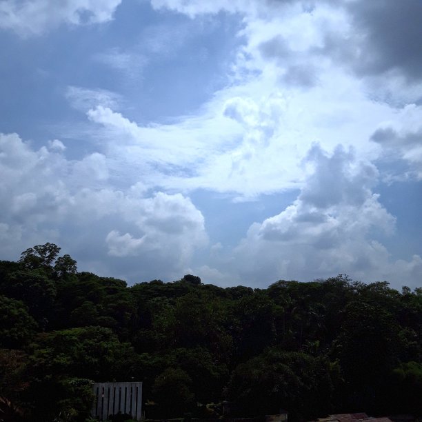 明亮的蓝色天空图片下载