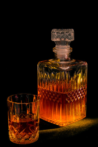 黑色背景上装有冰饮料的水瓶和玻璃杯图片下载