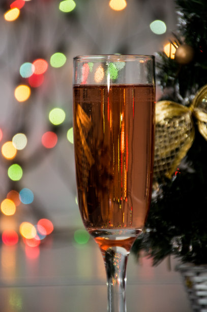 花环背景上的酒杯图片下载