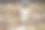 一辆很旧、生锈的自行车挂在一座旧木屋的墙上图片下载