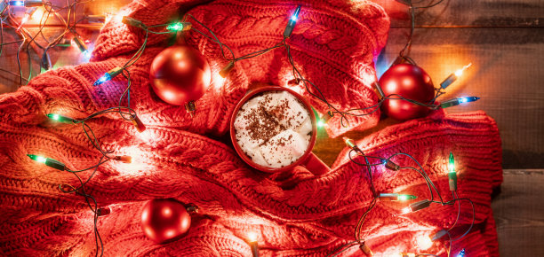 一杯热巧克力，棉花糖放在温暖的针织围巾上。圣诞装饰品图片下载