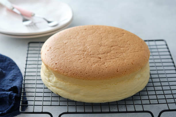 普通经典的台湾传统海绵蛋糕。台湾的castella蛋糕放在灰色的背景桌子上，上面有配料。图片下载