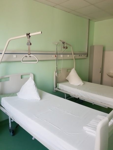 两张带轮子的病床图片下载