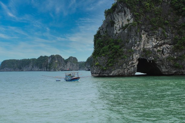 越南下龙湾的一艘渔船图片下载