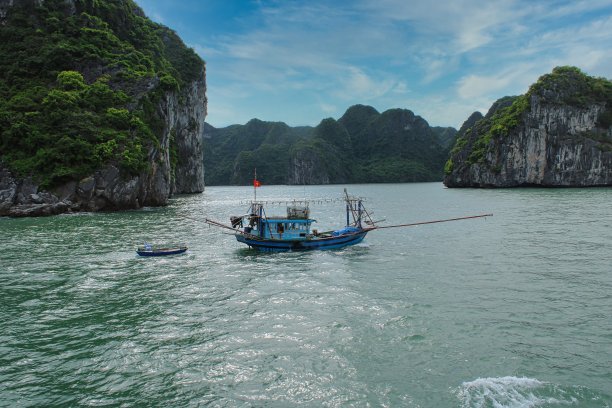 越南下龙湾的一艘渔船图片下载