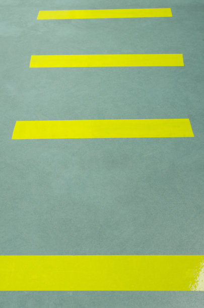 垂直的图像。绿色地板上的黄色胶带。社交距离是一种新常态图片下载