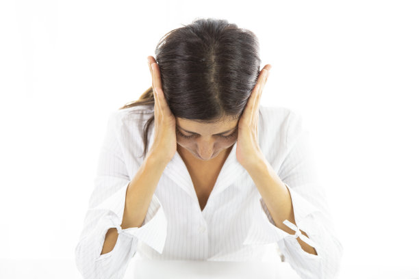 紧张的商务女性使用笔记本电脑图片下载