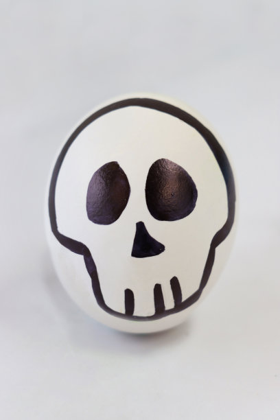 卡通骷髅脸画在煮鸡蛋上图片下载