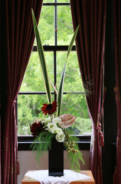 一扇窗和装饰的花图片下载