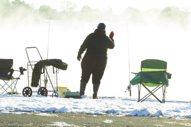 黎明迷雾中的渔夫图片下载