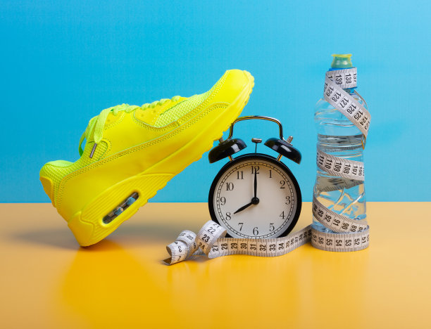 健身，健康和家庭或健身房锻炼概念与鞋，水瓶和卷尺图片下载