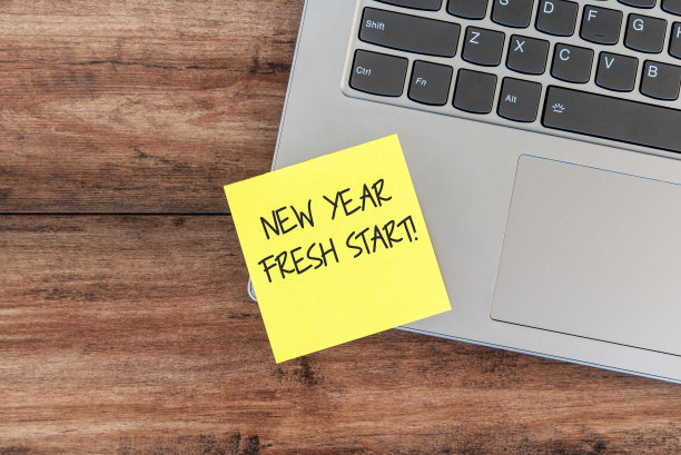 新年新开始的文字贴在黄色黏贴纸上图片下载