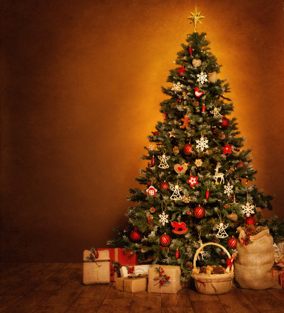 圣诞树礼盒，新年假期复古装饰堆叠的礼物，圣诞树装饰挂玩具，在棕色垃圾背景的装饰物图片下载