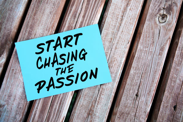 在户外的木桌上写一篇励志名言，开始追逐激情。图片下载