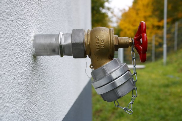 房子墙壁上用c形联轴器接水图片下载