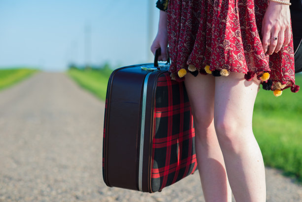 提箱的女人站在路上图片下载