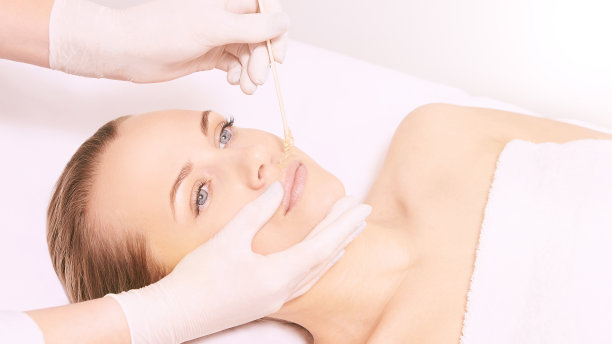 女孩在脱毛中心脱毛。专业去除女性面部多余毛发图片下载