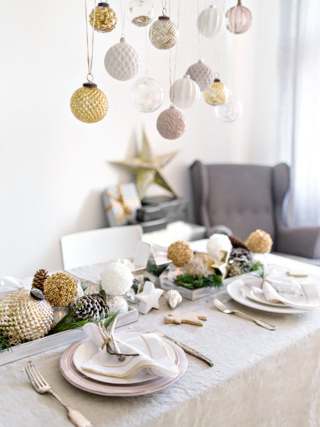 斯堪的纳维亚风格的餐桌为圣诞晚餐。图片下载