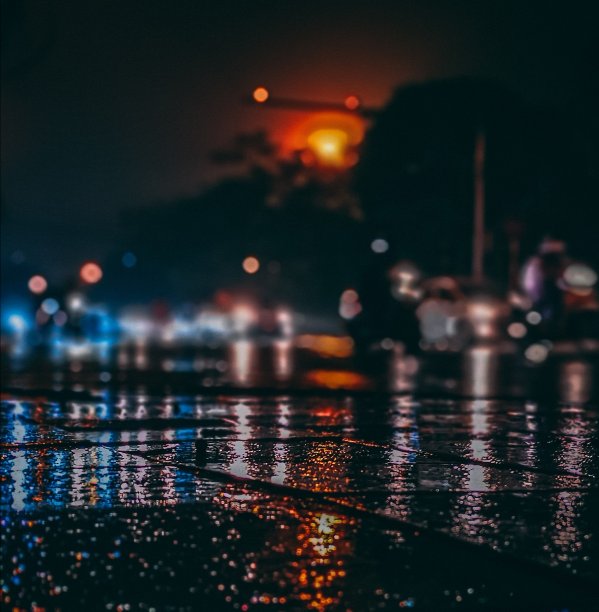 在潮湿的路面上反射车辆的灯光图片下载