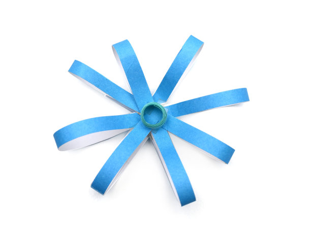 一个蓝色的纸蝴蝶结花的象征图片下载