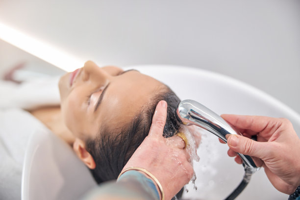 近距离观察病人完全湿发图片下载