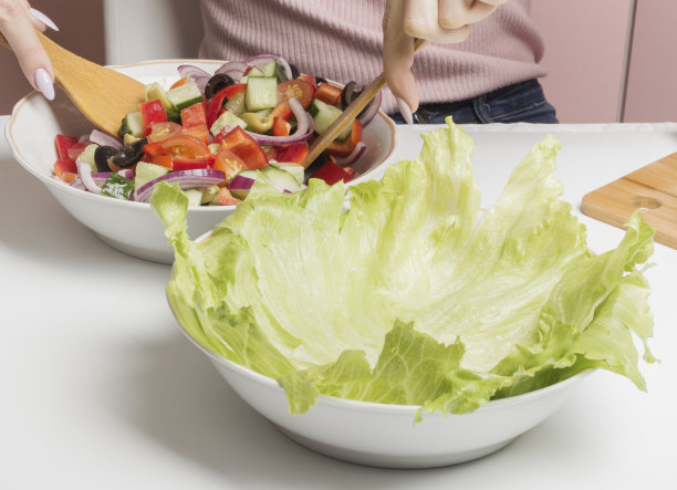 盛有莴苣叶的盘子，用来做希腊沙拉图片下载