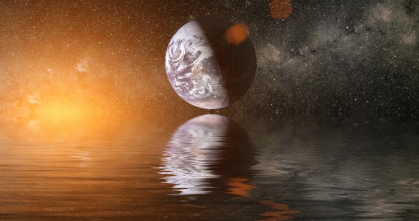 美丽而不寻常的太空星球在太空中倒影在水中。我们美丽的地球在水的反射下俯瞰太空，银河系的星星夜空，这张照片的元素由美国宇航局提供，图片下载