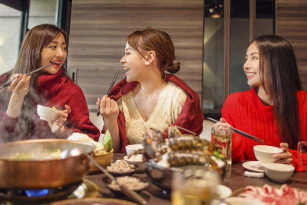 快乐的年轻朋友在火锅店玩图片下载