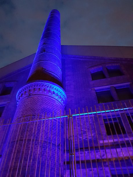 一个泛着紫光的旧工厂图片下载