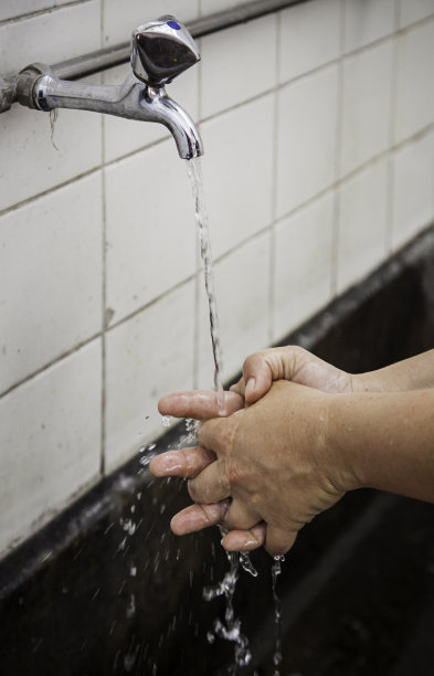 年轻人洗手图片下载