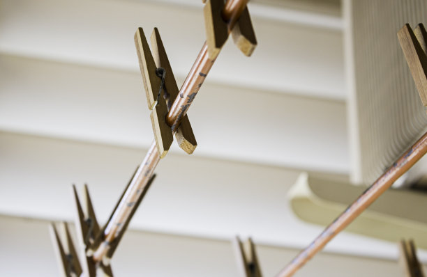 在室内晾衣绳上用镊子夹衣服图片下载