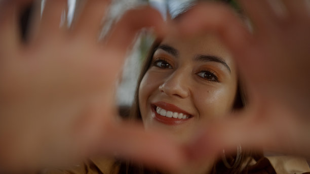 快乐的微笑美丽的女人，双手手势心形看着相机，健康，情人节和生活理念图片下载