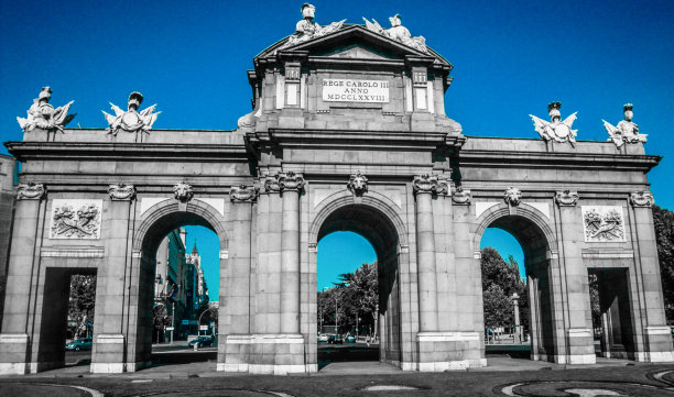 一座美丽的城门建筑图片下载