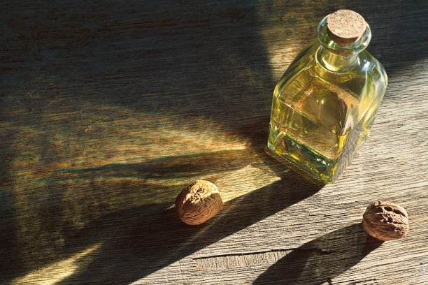 黑桌子上放着核桃油图片下载