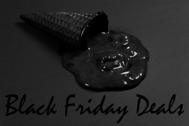 黑色星期五的交易。黑色背景上的传统甜筒上融化的黑色冰淇淋。“黑色星期五”的概念。图片下载