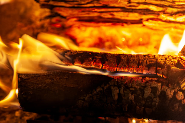 在壁炉中燃烧钢坯图片下载