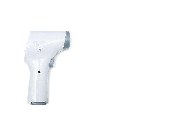 温度枪隔离在白色背景上。关闭激光温度计与复制空间的文本。图片下载