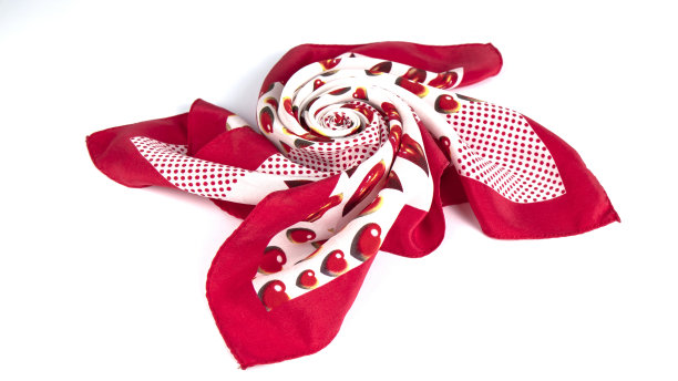 孤立的红白丝巾，玫瑰形状的白色背景。图片下载