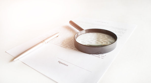 用钢笔和放大镜收缩。经营理念图片下载