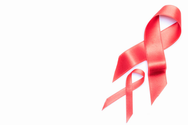 援助丝带丝绸。红丝带象征世界艾滋病日孤立在白色背景上。意识有助于预防癌症。平铺，俯视图，拷贝空间图片下载