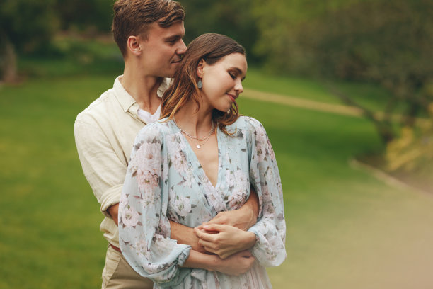 一对深情的情侣在公园里图片下载