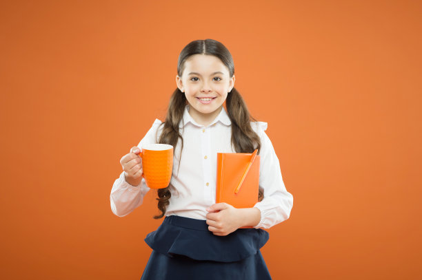 为大脑提供卡路里燃料。鼓舞人心的饮料。女孩喝可可或茶。拿着马克杯的女学生正在喝茶。放松和充电。水平衡。在上课前喝茶。喝足够的水图片下载