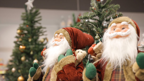 红色和绿色的圣诞老人玩具展示在商店图片下载