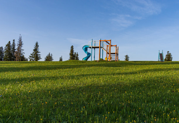 草地上的操场图片下载